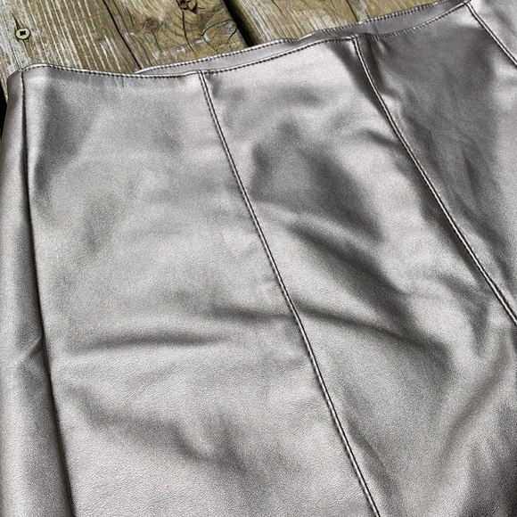ASOS ⎮ Metallic faux leather shorts - Picture 3 of 8